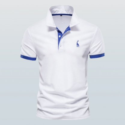 Polo pour homme de couleur blanche avec manches courtes, coupe ajustée, col classique avec patte de boutonnage, détails contrastés bleu au col et aux manches, petit logo brodé sur la poitrine, présenté sur fond clair.