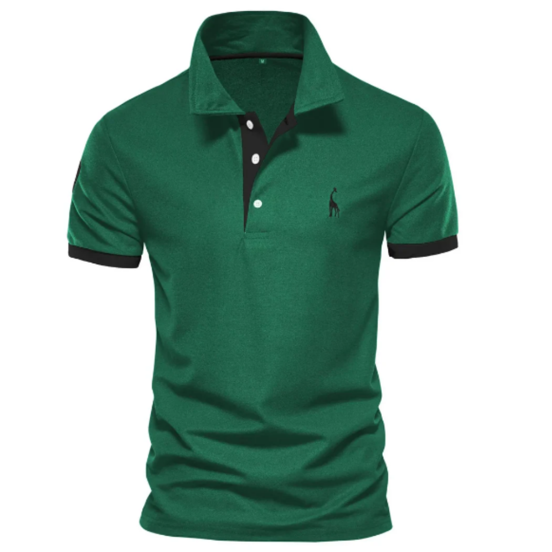 Polo pour homme de couleur verte avec manches courtes, coupe ajustée, col classique avec patte de boutonnage noire et boutons contrastés, finitions noires aux manches, petit logo brodé sur la poitrine, présenté sur fond blanc.