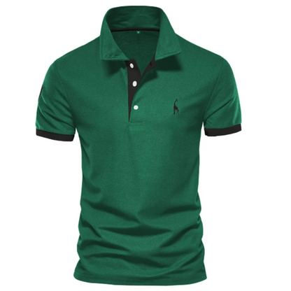 Polo pour homme de couleur verte avec manches courtes, coupe ajustée, col classique avec patte de boutonnage noire et boutons contrastés, finitions noires aux manches, petit logo brodé sur la poitrine, présenté sur fond blanc.