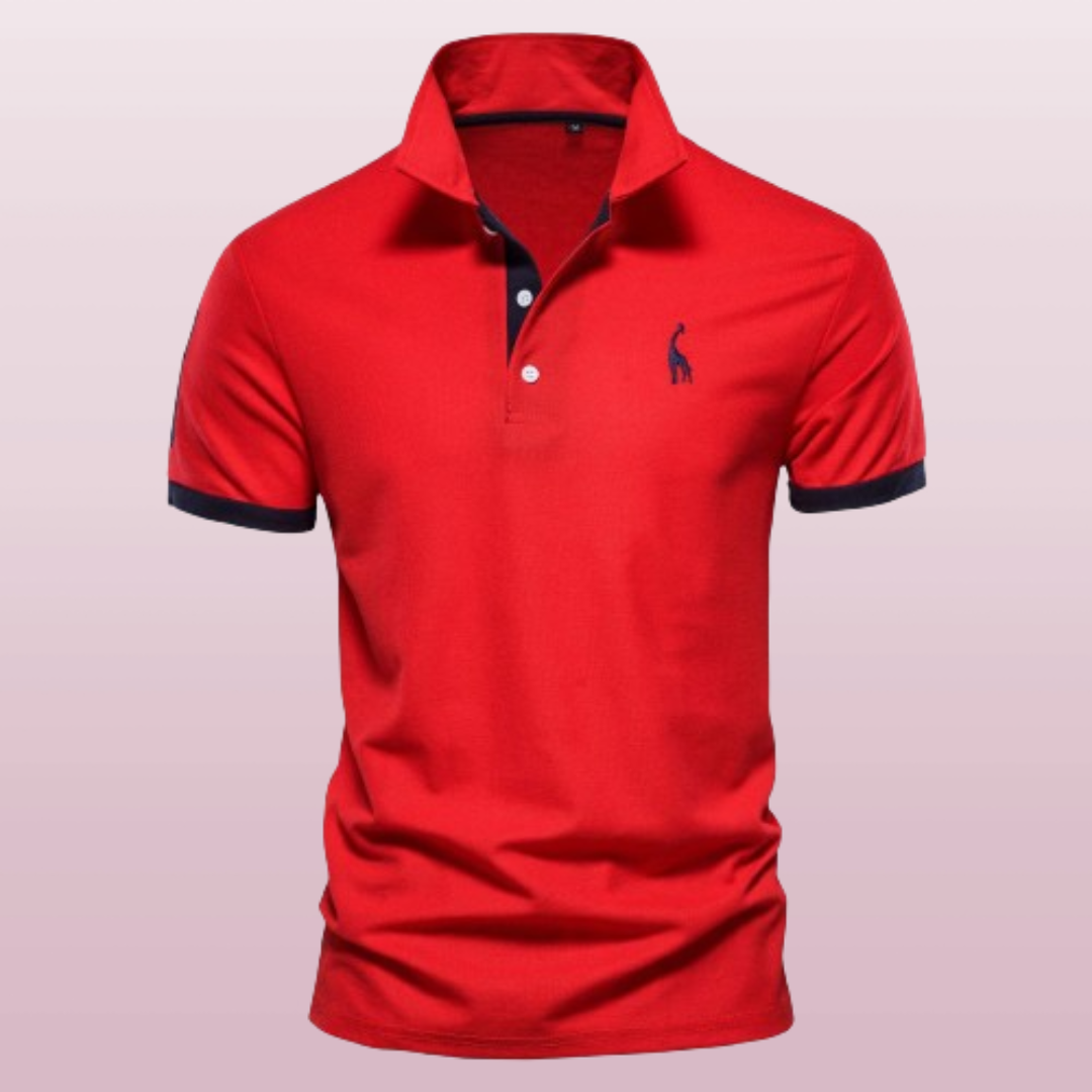 Polo pour homme de couleur rouge avec manches courtes, coupe ajustée, col classique avec patte de boutonnage foncée, finitions contrastées foncées aux manches, petit logo brodé sur la poitrine, présenté sur fond clair.