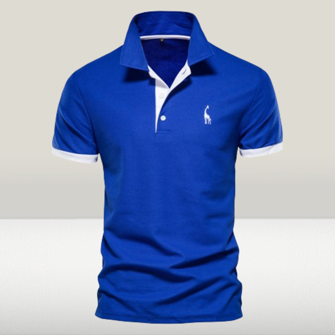 Polo pour homme de couleur bleu vif avec manches courtes, coupe ajustée, col classique avec patte de boutonnage blanche contrastante, finitions blanches aux manches, petit logo brodé sur la poitrine, présenté sur fond clair.
