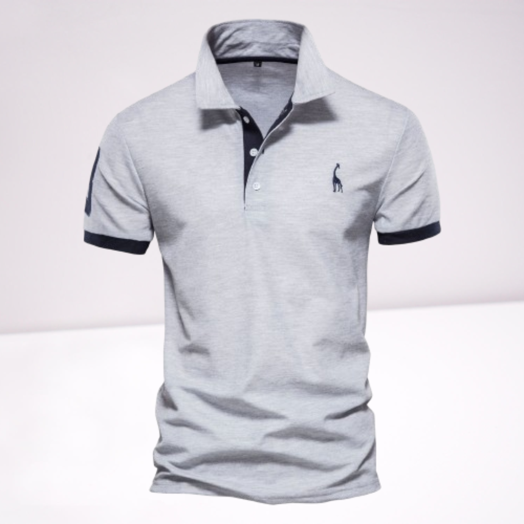 Polo pour homme de couleur gris clair avec manches courtes, coupe ajustée, col classique avec patte de boutonnage foncée contrastante, finitions foncées aux manches, petit logo brodé sur la poitrine, présenté sur fond clair.