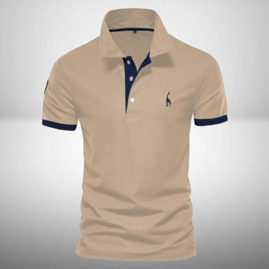 Polo pour homme de couleur beige avec manches courtes, coupe ajustée, col classique avec patte de boutonnage bleu foncé contrastante, finitions bleu foncé aux manches, petit logo brodé sur la poitrine, présenté sur fond clair.