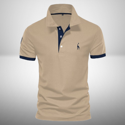 Polo pour homme de couleur beige avec manches courtes, coupe ajustée, col classique avec patte de boutonnage bleu foncé contrastante, finitions bleu foncé aux manches, petit logo brodé sur la poitrine, présenté sur fond clair.