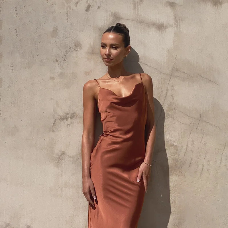 Lussuoso abito lungo in raso per donna – Elegante abito con scollo drappeggiato e spalline sottili