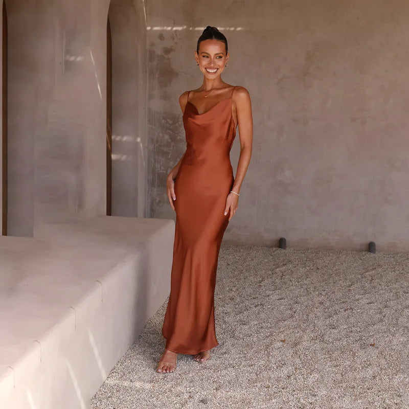 Lussuoso abito lungo in raso per donna – Elegante abito con scollo drappeggiato e spalline sottili