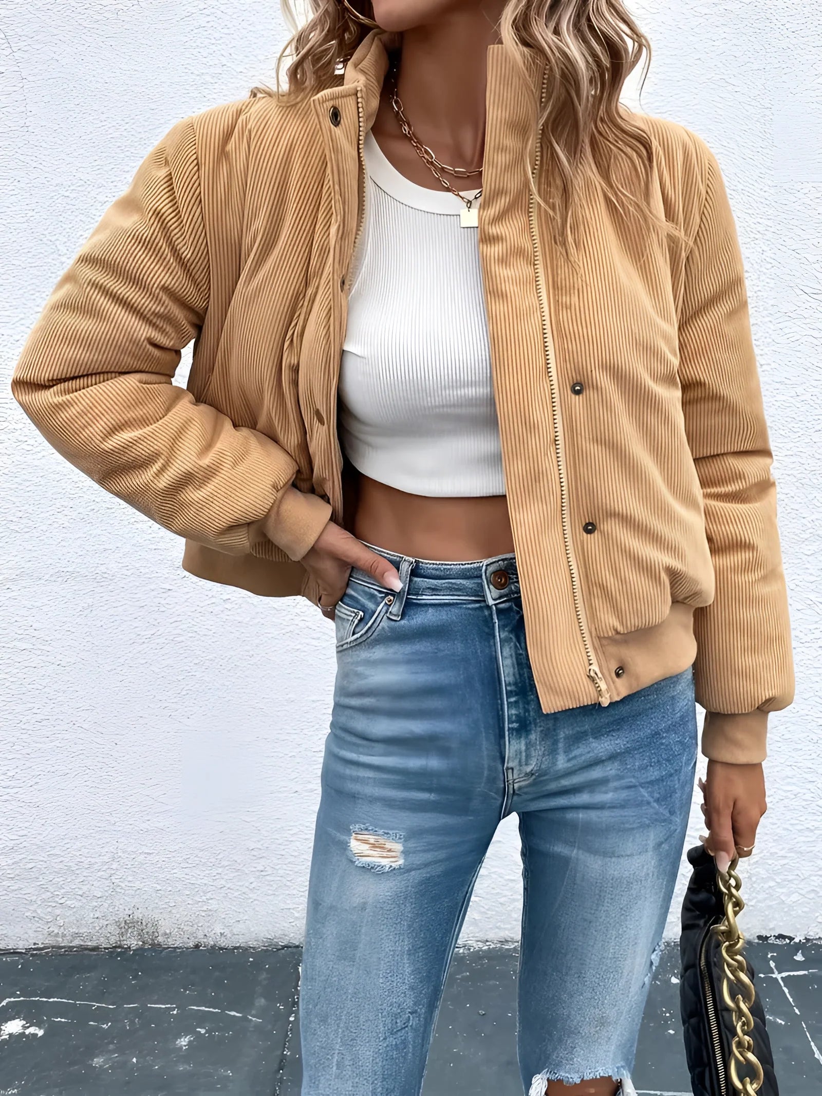 Tan corduroy bomber jacket for women featuring a trendy fall design, in a cachi color with long sleeves and a comfortable fit.