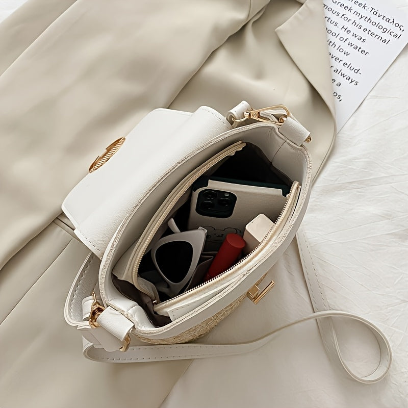 Sac à main blanc ouvert sur un manteau beige, contenant lunettes de soleil, rouge à lèvres, portefeuille et téléphone. Accessoire mode élégant.
