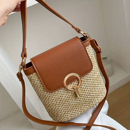 Sac à main en paille tressée avec rabat en cuir marron et boucle dorée, bandoulière ajustable. Accessoire mode estival chic et tendance.