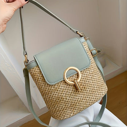 Sac à main en paille tressée avec rabat en cuir vert menthe et boucle dorée, bandoulière ajustable. Accessoire mode estival chic et tendance.