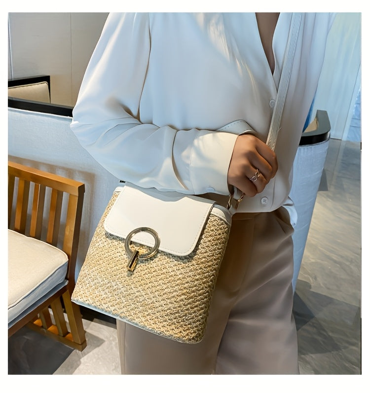 Femme portant un sac à main en paille et cuir blanc, tenue élégante, chemise blanche, pantalon beige, style chic, accessoire mode tendance.