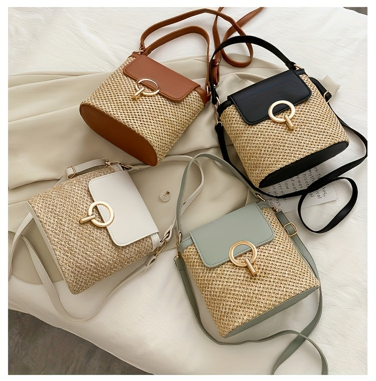Quatre sacs à main en paille tressée avec rabats colorés et bandoulières ajustables, posés sur un tissu blanc. Accessoires de mode tendance.