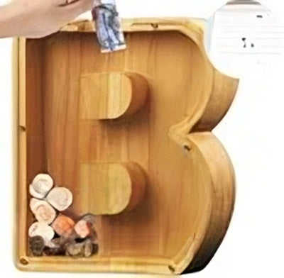 TreasureNest Muntbank | Gepersonaliseerde houten spaarpot in A-Z letterontwerpen