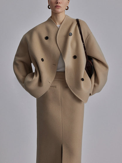 Femme portant un manteau beige oversize et une jupe assortie, style élégant et moderne, mode automne-hiver, accessoires minimalistes.