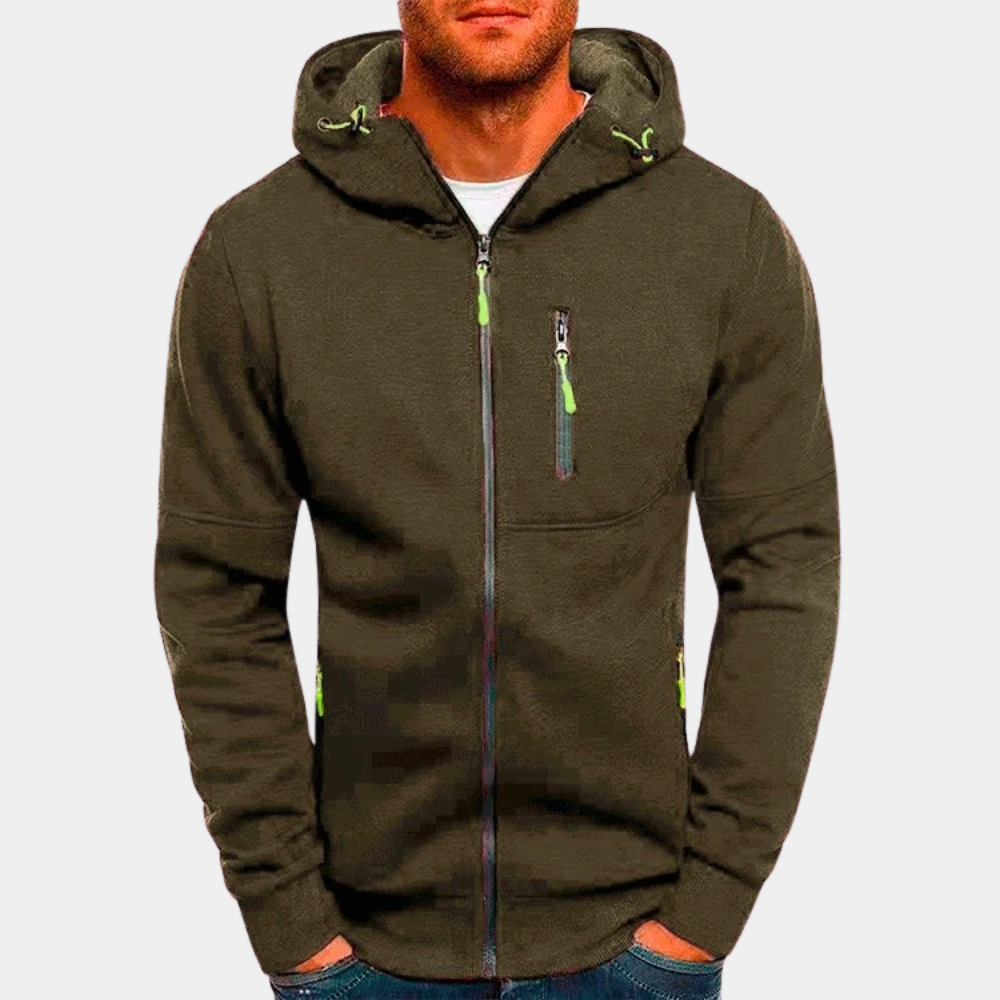 Homme portant un sweat à capuche zippé kaki avec poches et détails verts, mode décontractée, vêtement tendance pour homme, style urbain.
