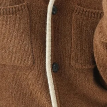Brun cardigan med lommer og sorte knapper, hvid kant. Striktrøje i uld, klassisk design, varm og stilfuld til efterår og vinter.