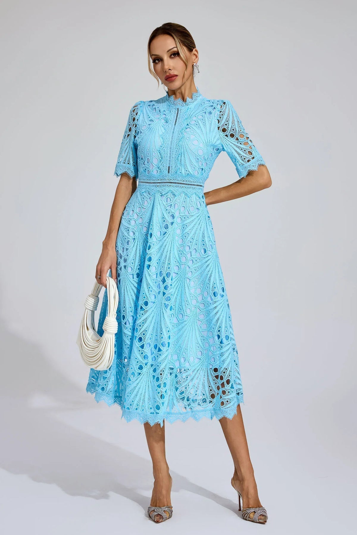Vorelle – Lässiges Kurzarmkleid mit Blumenstickerei