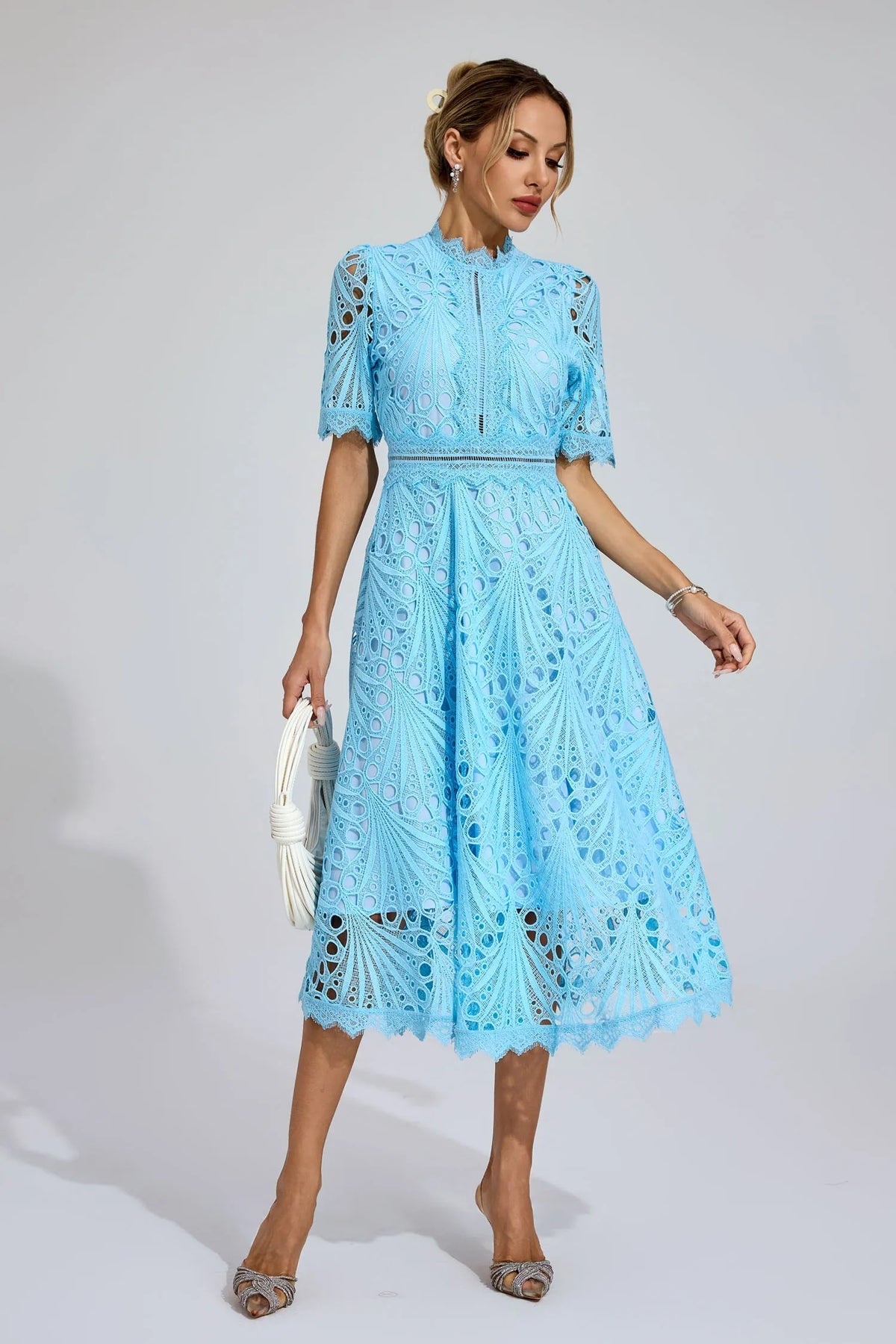 Vorelle – Lässiges Kurzarmkleid mit Blumenstickerei