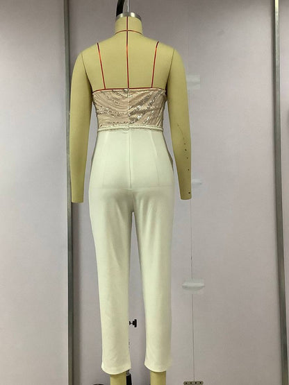 Mannequin portant une combinaison élégante blanche avec corsage pailleté beige, vue de dos. Mode féminine, tenue chic, design moderne.