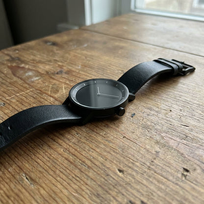 Clean Men’s Minimalist Watch With Slim Case And Leather Strap