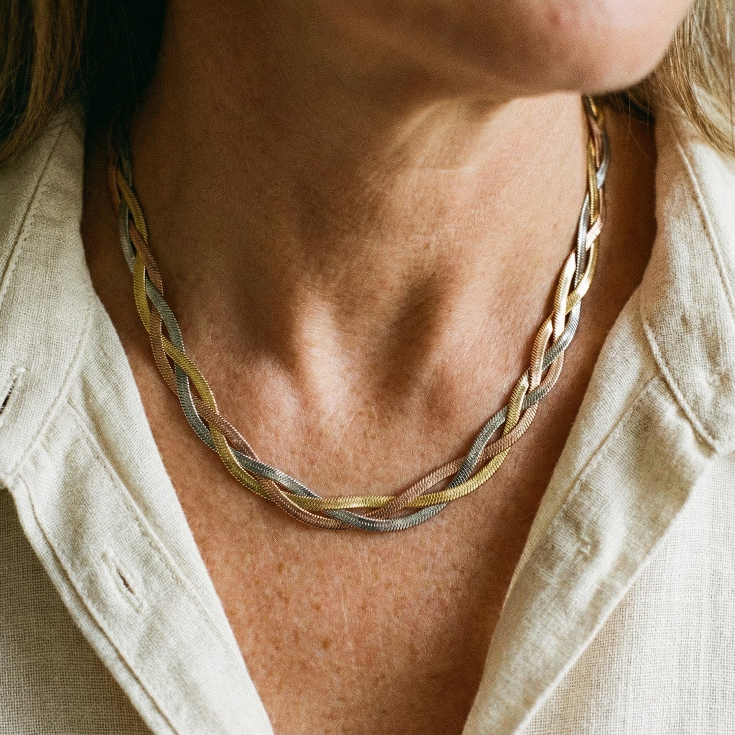 Colar Elegante em Dourado e Prateado