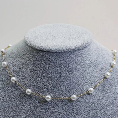Elegant Gold Necklace with Pearls