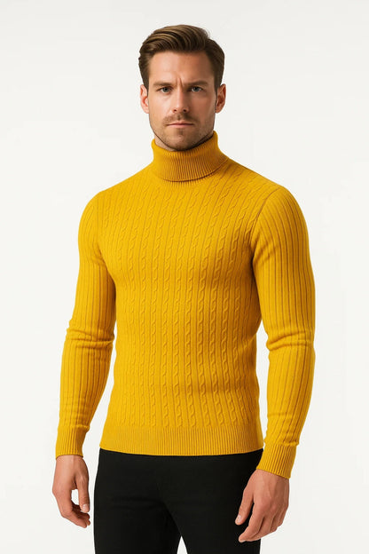 Homme portant un pull col roulé jaune moutarde en maille torsadée, manches longues, sur fond blanc. Mode masculine, tendance automne-hiver.