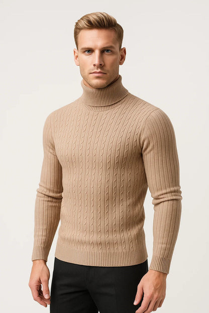 Homme portant un pull col roulé beige en maille torsadée, manches longues, sur fond neutre. Mode masculine élégante, tendance automne-hiver.