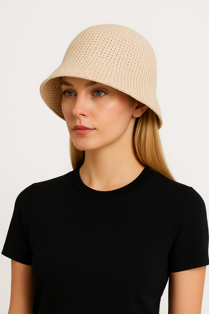 Femme portant un chapeau cloche beige en tissu texturé, coiffure élégante, mode féminine moderne, fond blanc, style minimaliste.