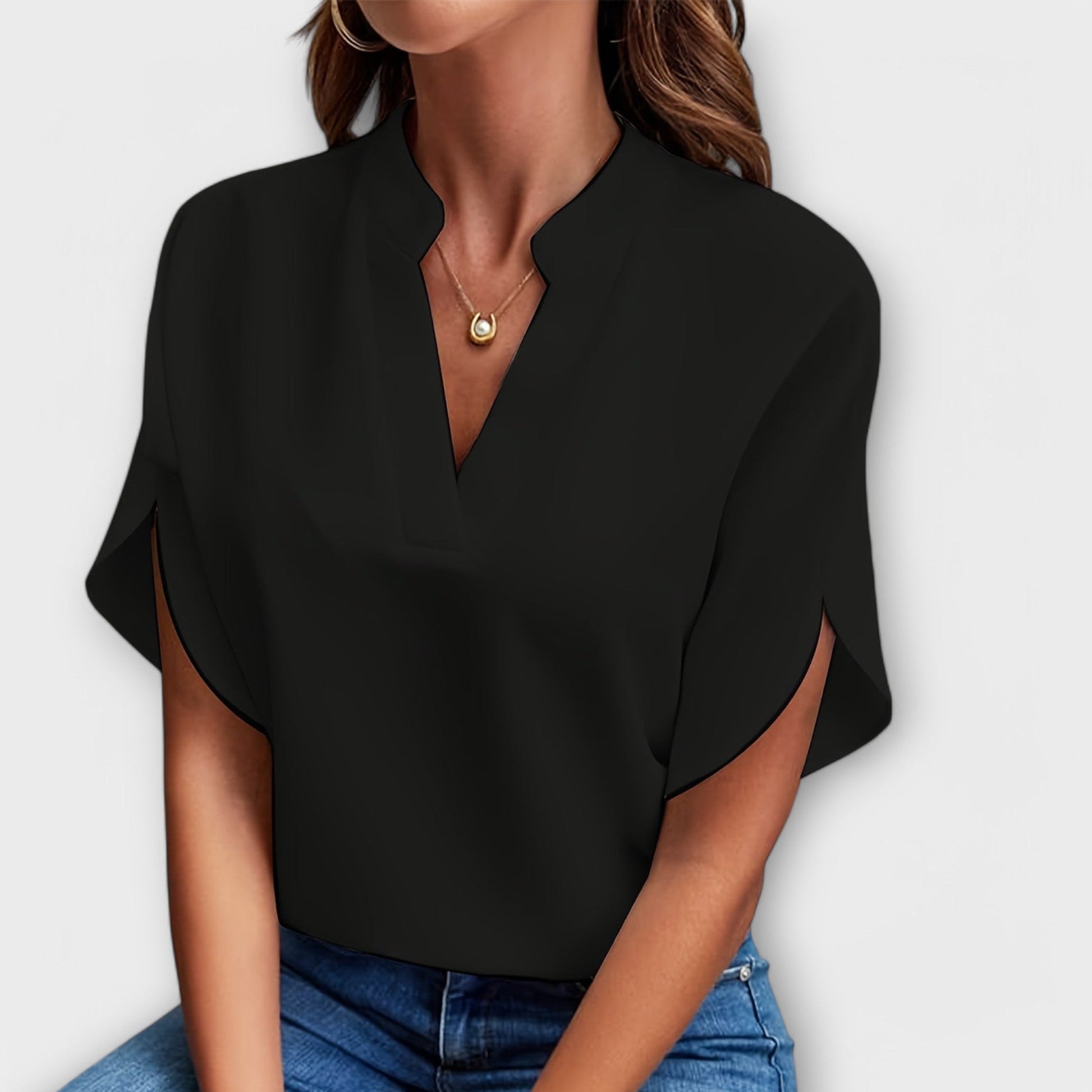 Ženska bluza Gizela Mila Ljubljana, modra, s sproščenim krojem in dolgimi rokavi, na modelu.