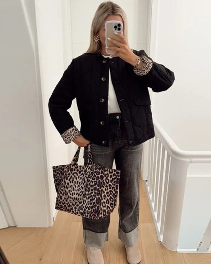 Amelia - Gewaagde jas met luipaardprint en een chic randje