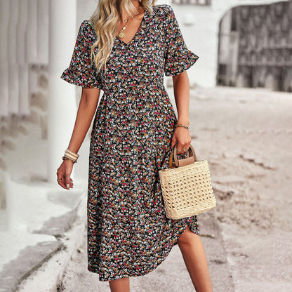 Robe fleurie femme, manches courtes, col en V, sac en osier, style bohème, rue pavée, mode été, tenue décontractée élégante.