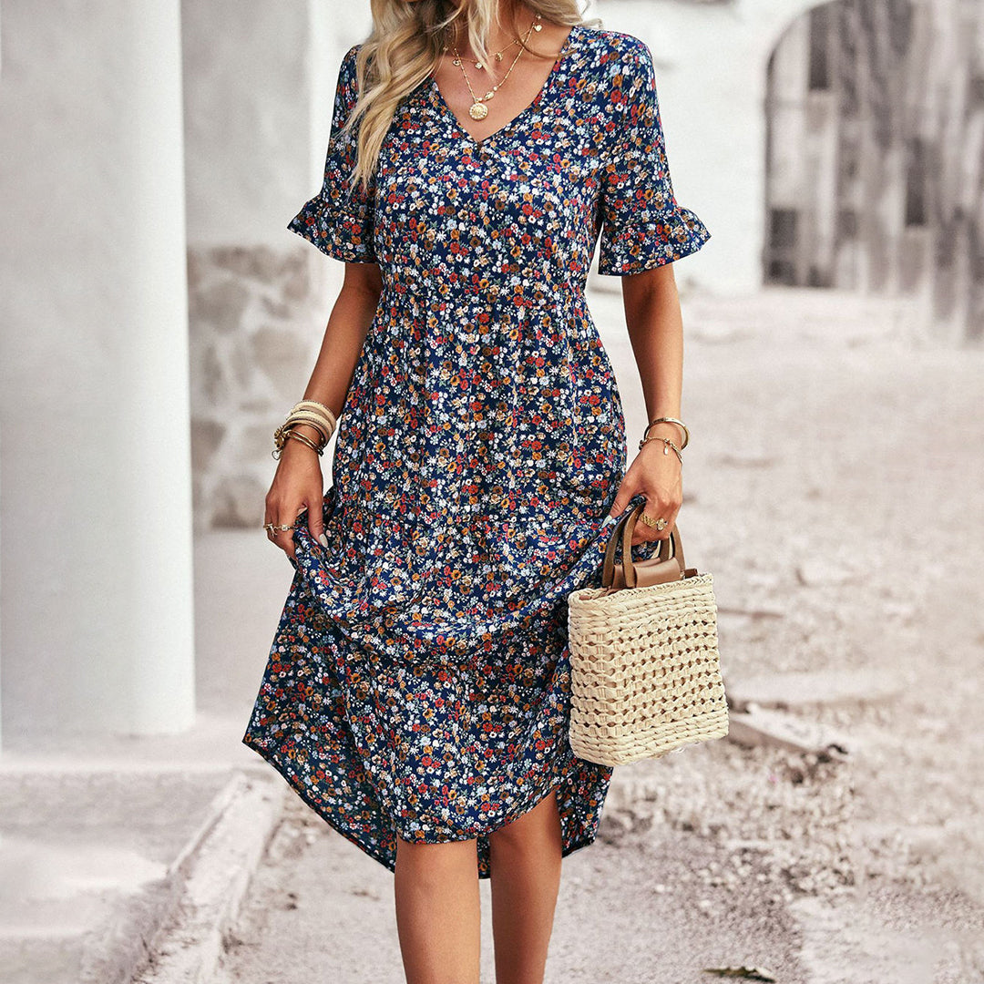 Robe d'été fleurie femme, manches courtes, col en V, accessoirisée d'un sac en osier, style bohème chic, mode tendance 2023.