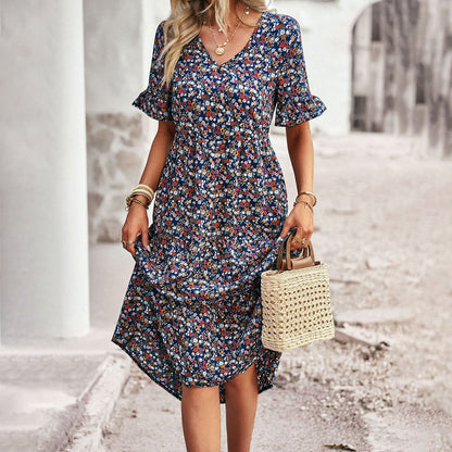 Robe d'été fleurie femme, manches courtes, col en V, accessoirisée d'un sac en osier, style bohème chic, mode tendance 2023.