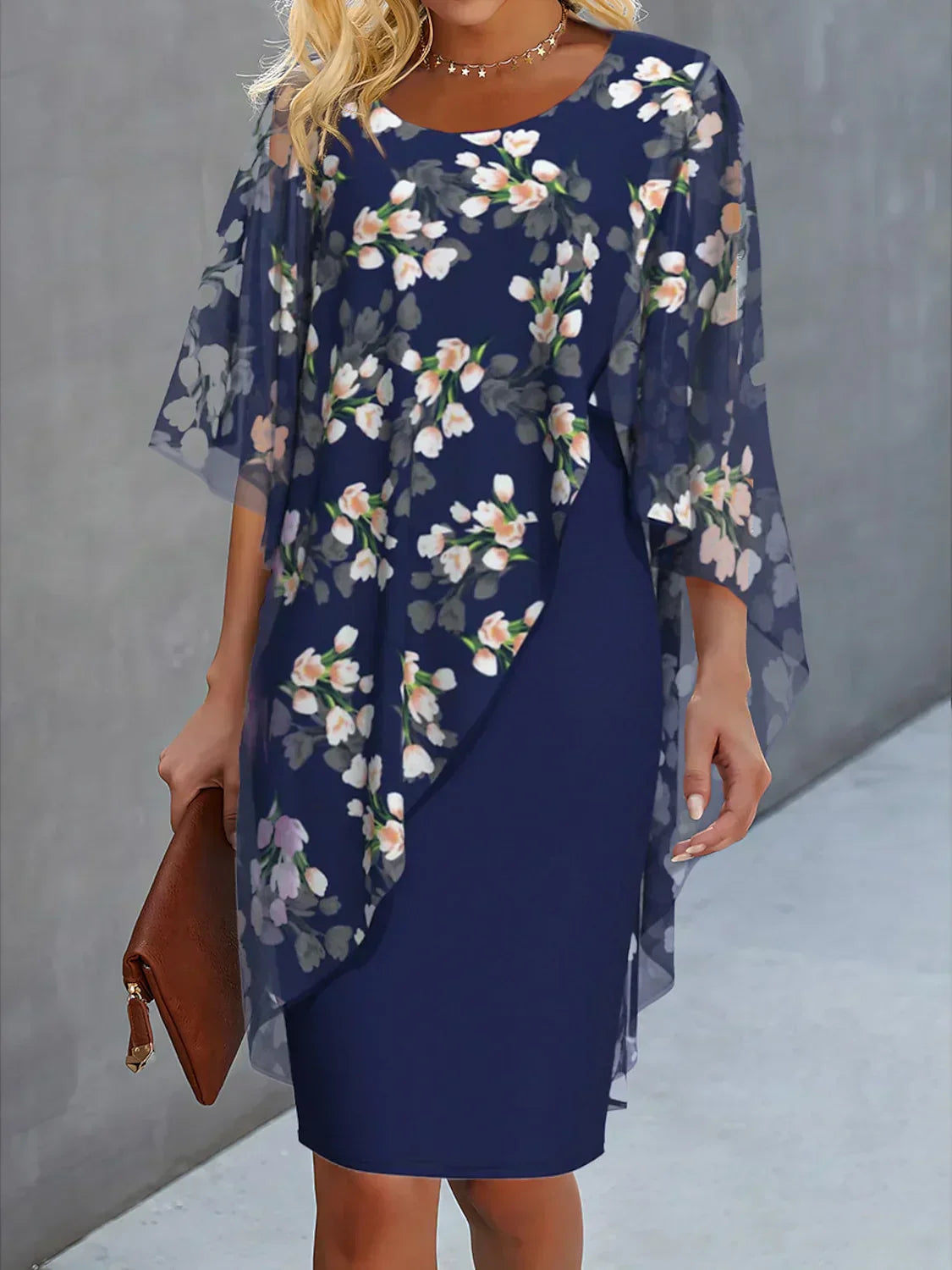Kvinners klänning för bröllopsgäst med chiffoncape och blommönster