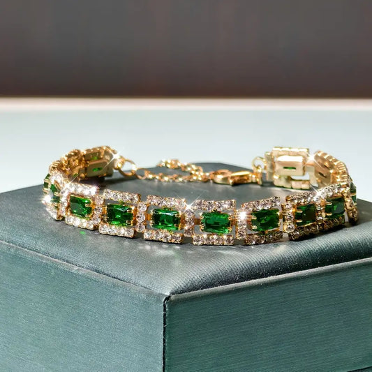 Elisa Esmeralda de la Pulsera Dorada