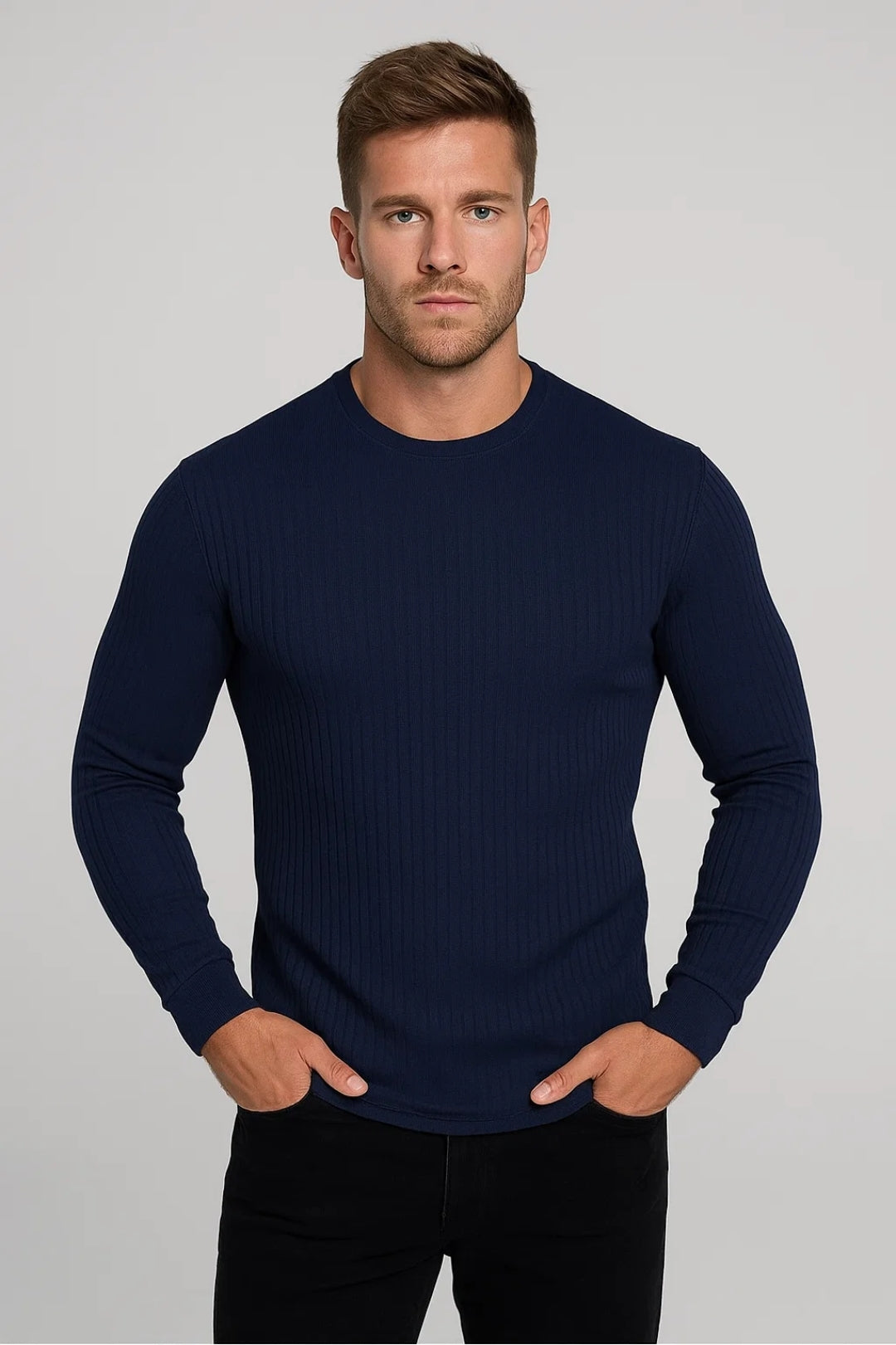 Homme portant un pull bleu marine à manches longues, col rond, sur fond gris. Mode masculine, style décontracté, vêtements d'hiver.
