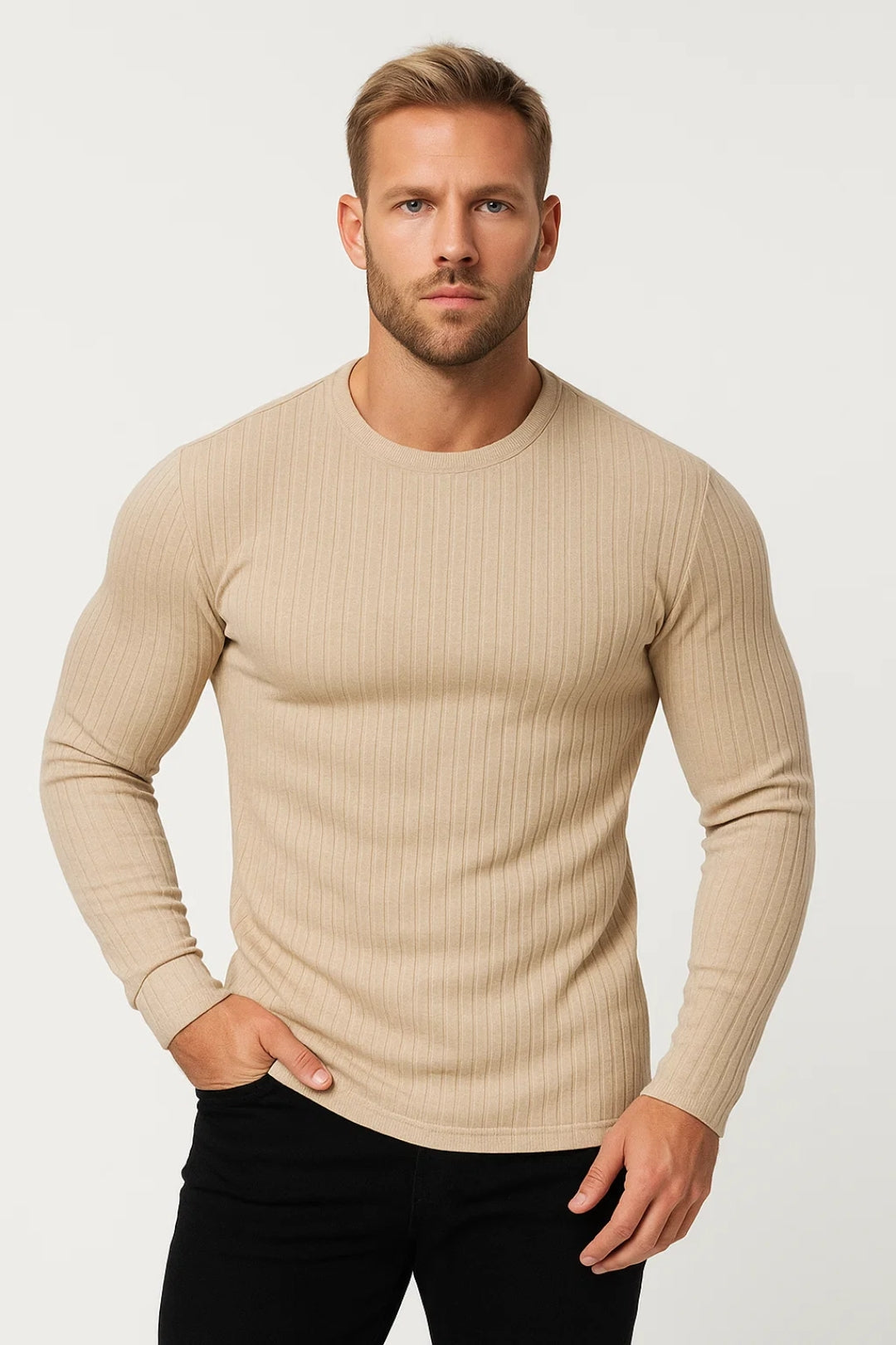 Homme portant un pull beige côtelé, manches longues, sur fond blanc. Mode masculine, style décontracté, tendance automne-hiver.