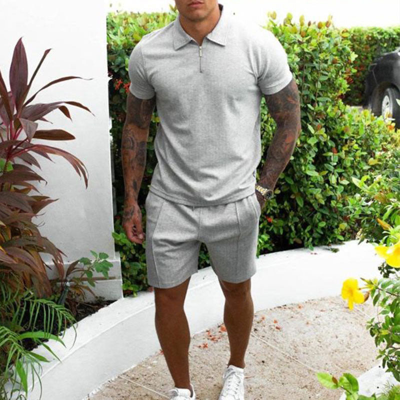 Komfortabelt herresæt med poloshirt og shorts i afslappet design