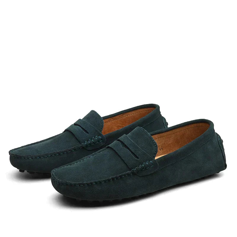 Mocassins en daim vert foncé pour hommes, élégants et confortables, avec semelle antidérapante. Chaussures décontractées idéales pour l'été.