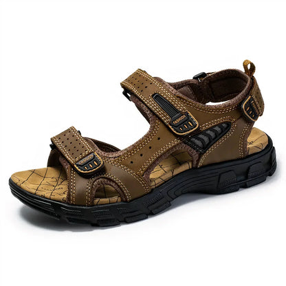 Sandale de randonnée marron pour homme avec semelle antidérapante noire, fermetures à scratch, design robuste et confortable, idéale pour l'extérieur.