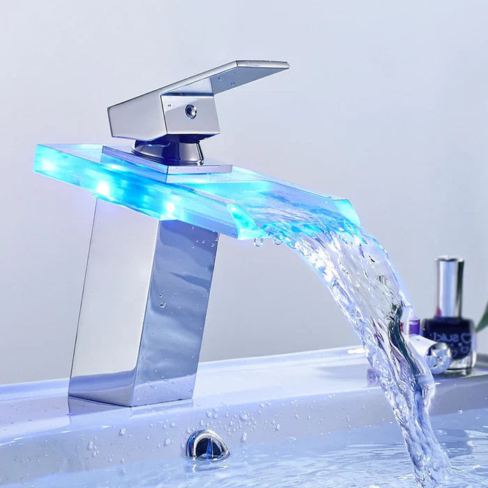 LumiFlow - LED vandfaldshane med temperaturindikator | Farveskift for sikker brug | Enkel betjening og energieffektiv design