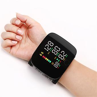 Smartwatch på håndled med digitalt display, viser tid og sundhedsdata. Moderne design, bærbar teknologi, fitness-tracker, sundhedsovervågning.