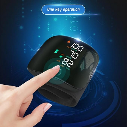 Digitalt blodtryksapparat med LED-display, der viser puls og blodtryksmålinger. En finger trykker på en knap for nem betjening.