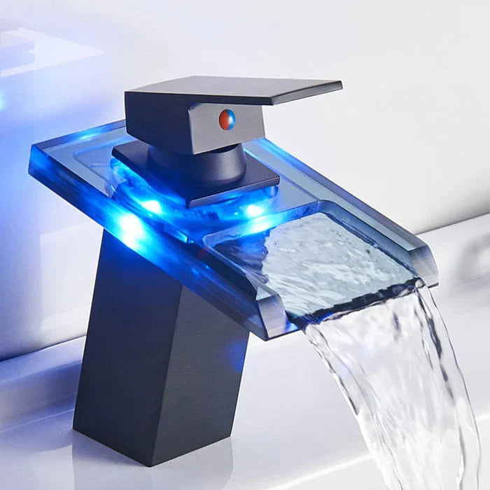 LumiFlow - LED vandfaldshane med temperaturindikator | Farveskift for sikker brug | Enkel betjening og energieffektiv design