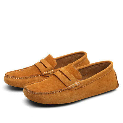 Mocassins en daim marron clair pour homme, style décontracté, semelle antidérapante, couture apparente, confort et élégance, mode masculine.