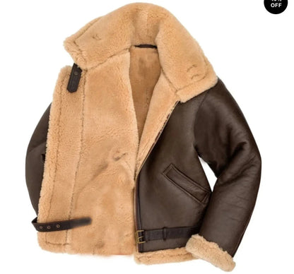Brun læderjakke med beige fåreskindfor, asymmetrisk lynlås og bæltespænde. Perfekt til vintermode og stilfuld herrebeklædning.