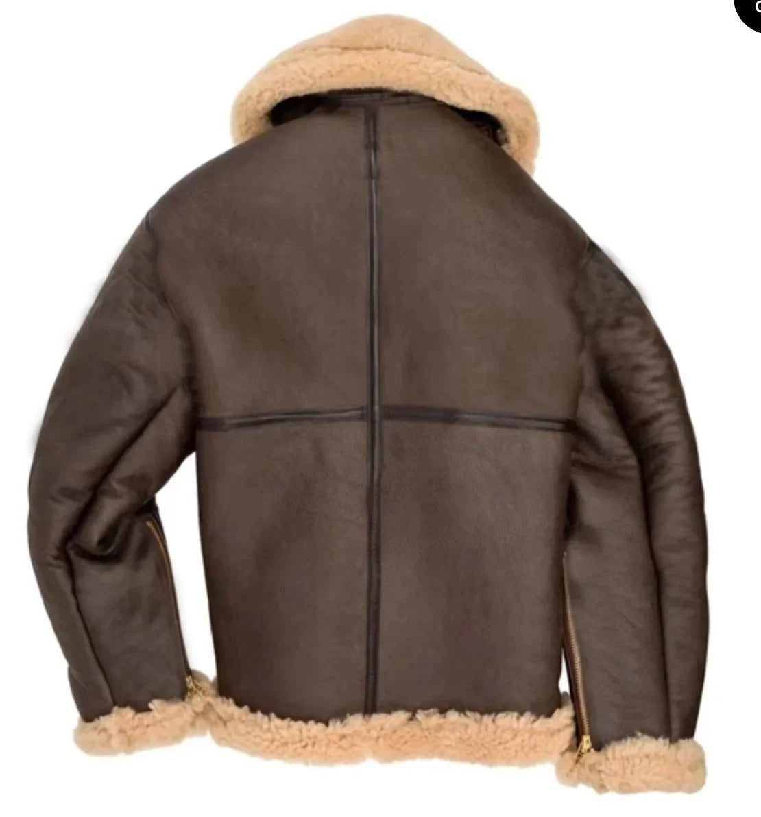 Brun læderjakke med fåreskind, retro pilotstil, set bagfra. Perfekt til vintermode, varm og stilfuld beklædning til mænd og kvinder.