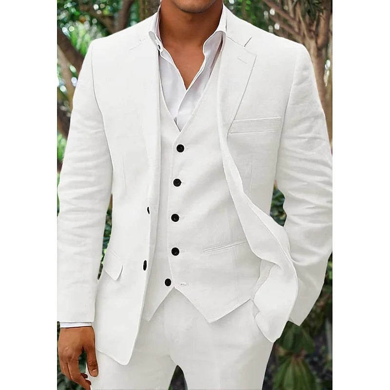 Costume blanc élégant pour homme avec gilet et chemise, idéal pour mariage ou événement formel. Style chic et moderne en extérieur verdoyant.