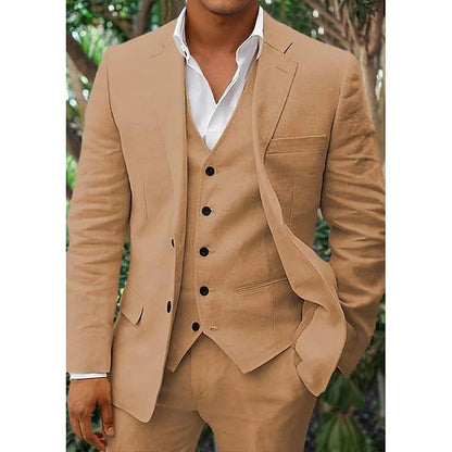 Costume homme beige élégant avec gilet assorti, chemise blanche, boutons noirs, idéal pour mariage ou événement formel, mode masculine chic.
